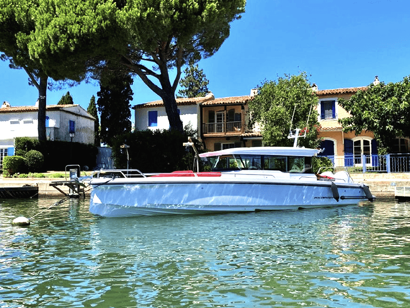 axopar 37 xc exterior docked
