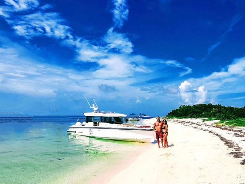 florida charters sandbar people posing on beach